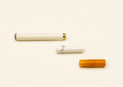 Cigarro eletrônico, o que não queima tabaco, mas contém nicotina e libera uma névoa semelhante à fumaça das danceterias