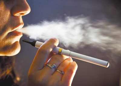 Fumante experimente cigarro eletrônico no laboratório que estuda o dispositivo na UFRGS