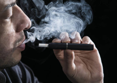 Jornalista Ivan Finotti testa novo aparelho de cigarro eletrônico.